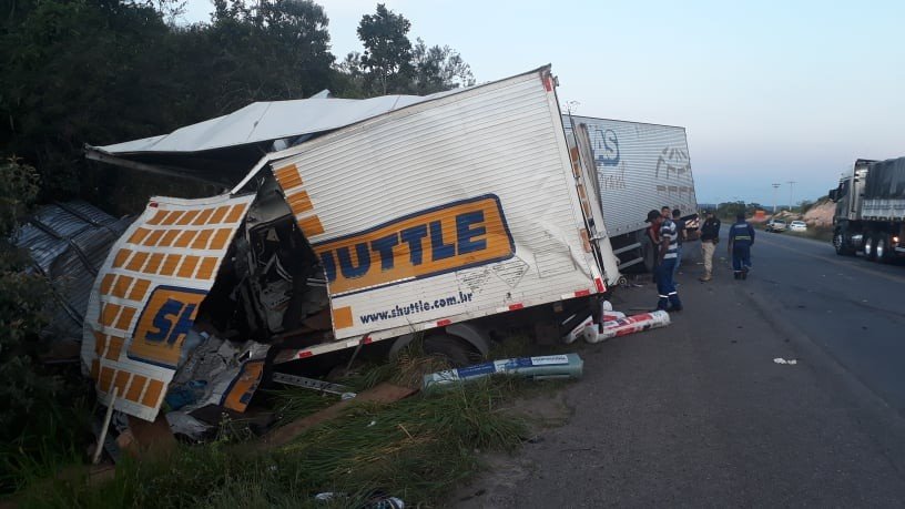 Acidente entre caminhão e carreta deixa dois mortos e um ferido na BR-101 - Alagoinhas