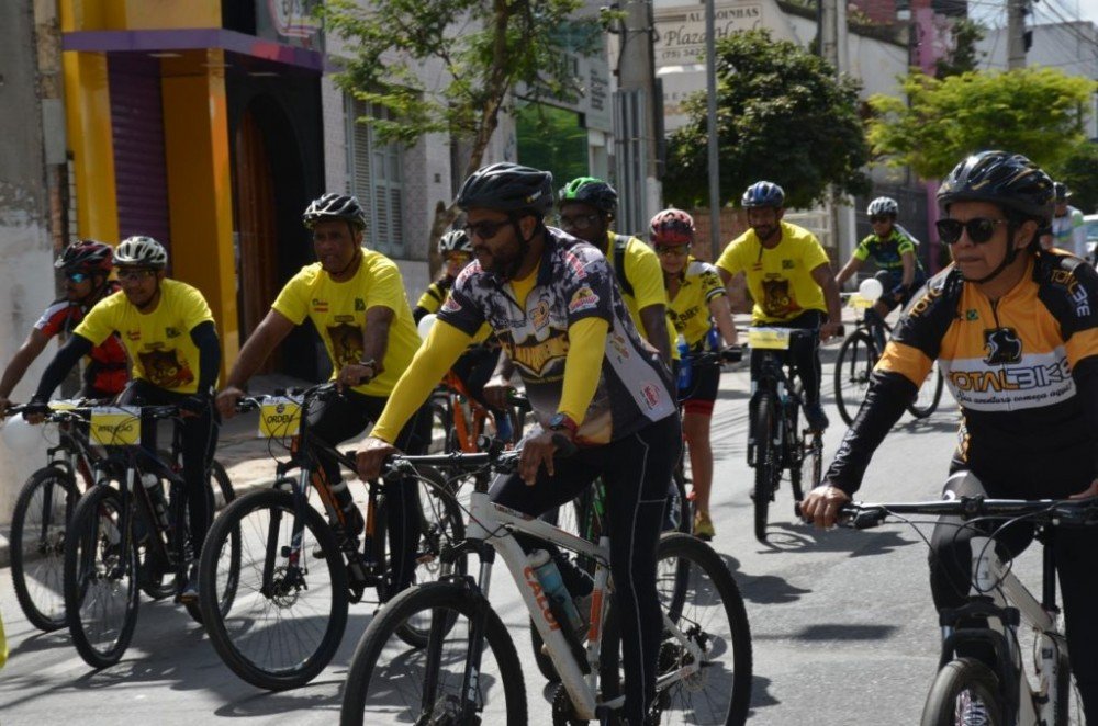 Ciclistas de várias idades tomaram as ruas de Alagoinhas no Passeio Ciclístico pelo Setembro Amarelo