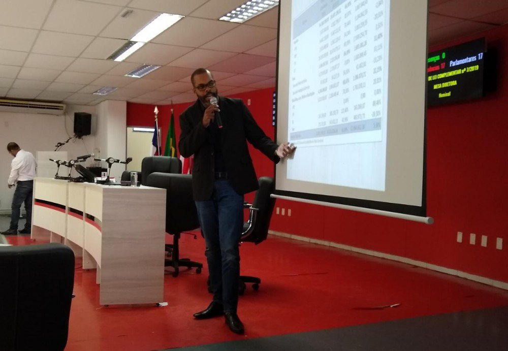 Poder Executivo apresenta relatório de execução orçamentária na Câmara de Alagoinhas