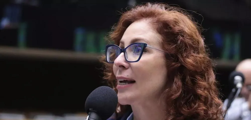 Youtuber desvendou localização de Carla Zambelli nos EUA a partir de detalhes mínimos em vídeo