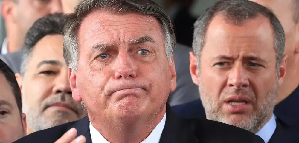 Bolsonaro diz que enviou R$ 2 milhões a Eduardo