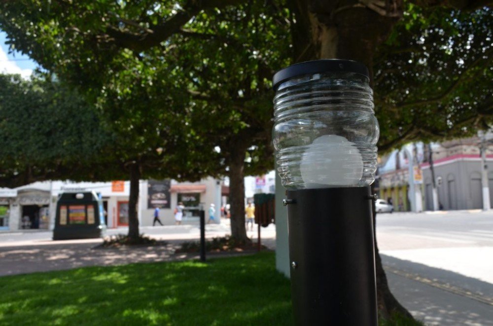 Vândalos arrancam 19 lâmpadas da Praça J.J. Seabra