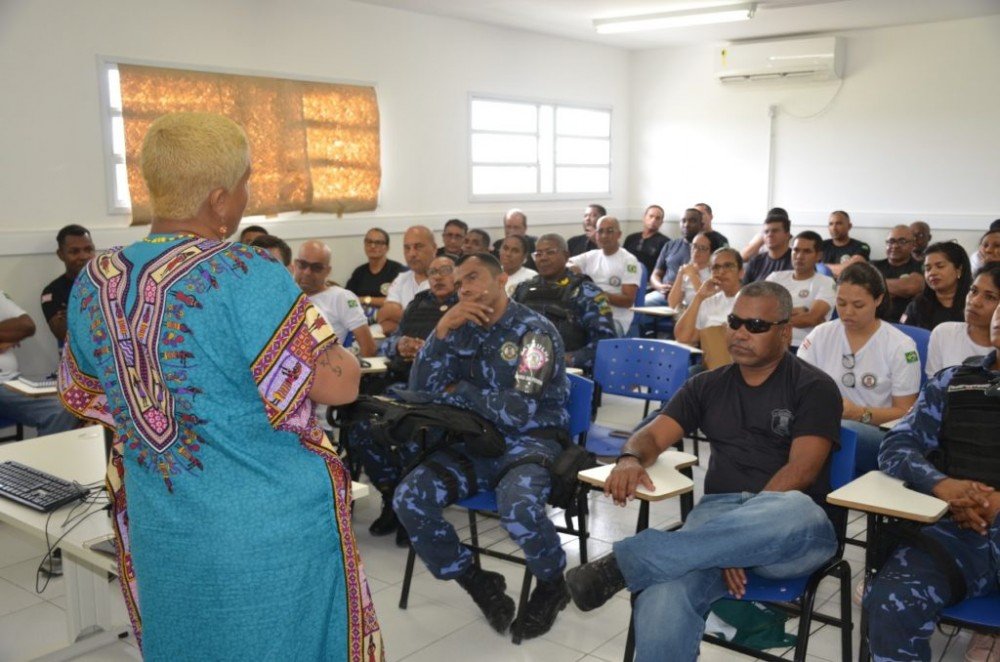 Guardas municipais participam de treinamento sobre a Lei Maria da Penha na DEAM