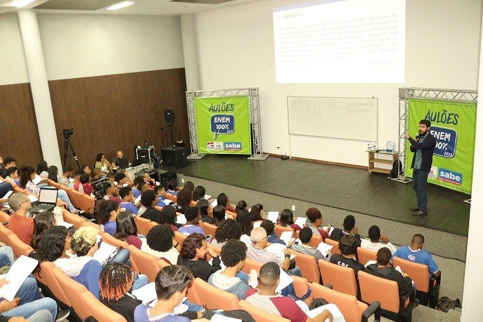Alunos da rede estadual participam de semana de revisão para o Enem