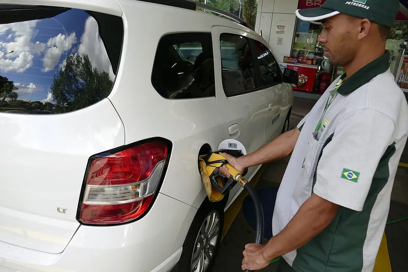 Combustíveis têm queda de preço na Bahia em julho com redução nos valores do diesel, gasolina e gás de cozinha, informa Acelen