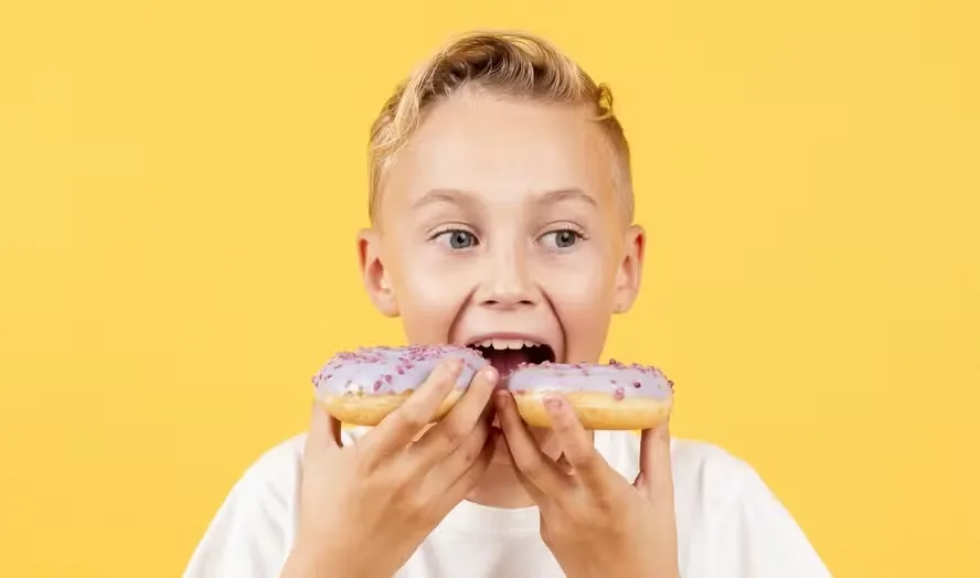 Especialista dá dicas de como pais podem fazer com que seus filhos diminuam o consumo de alimentos ultraprocessados — Foto: Freepik