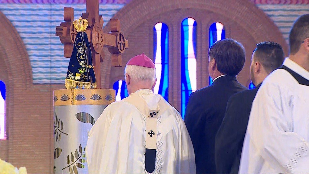 Sob vaias e aplausos, Bolsonaro participa de missa em Aparecida