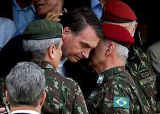 Aumenta número de militares no governo