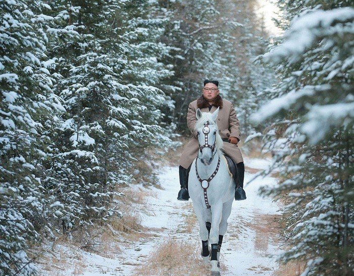 Agência estatal divulga fotos de Kim Jong-un passeando a cavalo em montanha sagrada