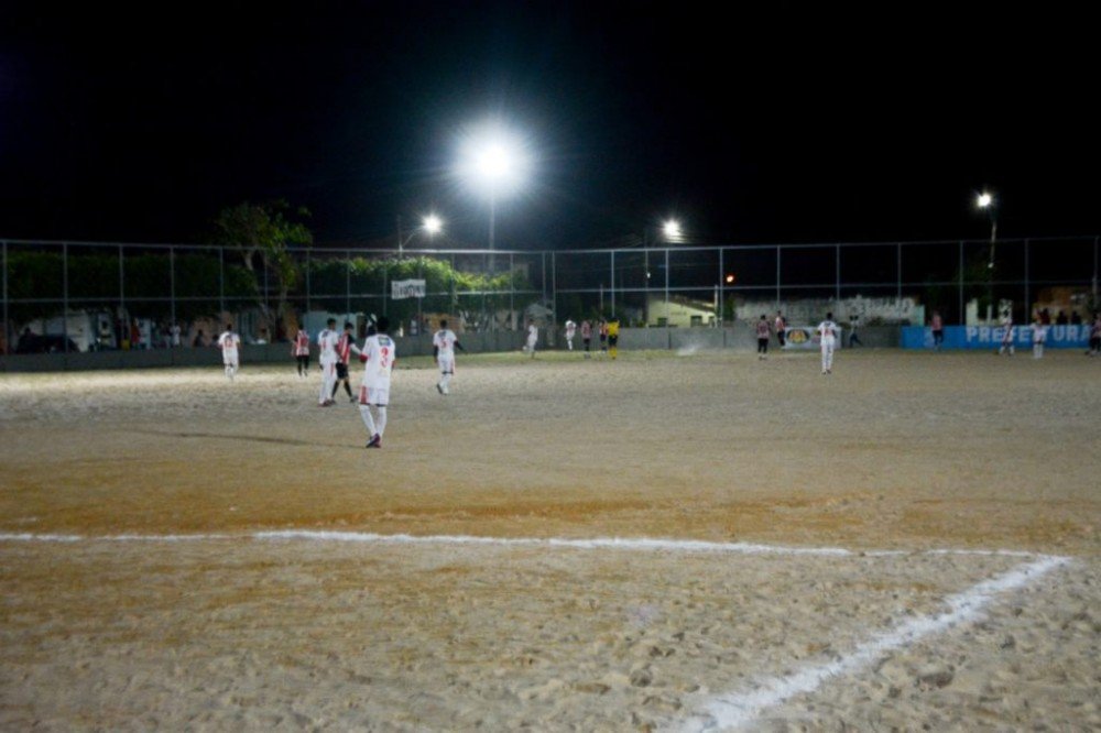 Prefeitura inaugura iluminação do campo de futebol do Barreiro