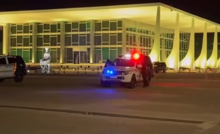 Moraes proíbe atos bolsonaristas na frente do STF e Praça dos Três Poderes é fechada por risco de novo 8/1