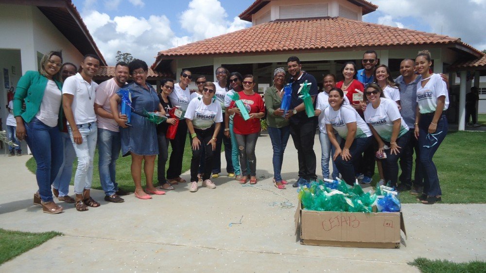 Professores de Aramari recebem homenagem surpresa da Seduc e ficam emocionados
