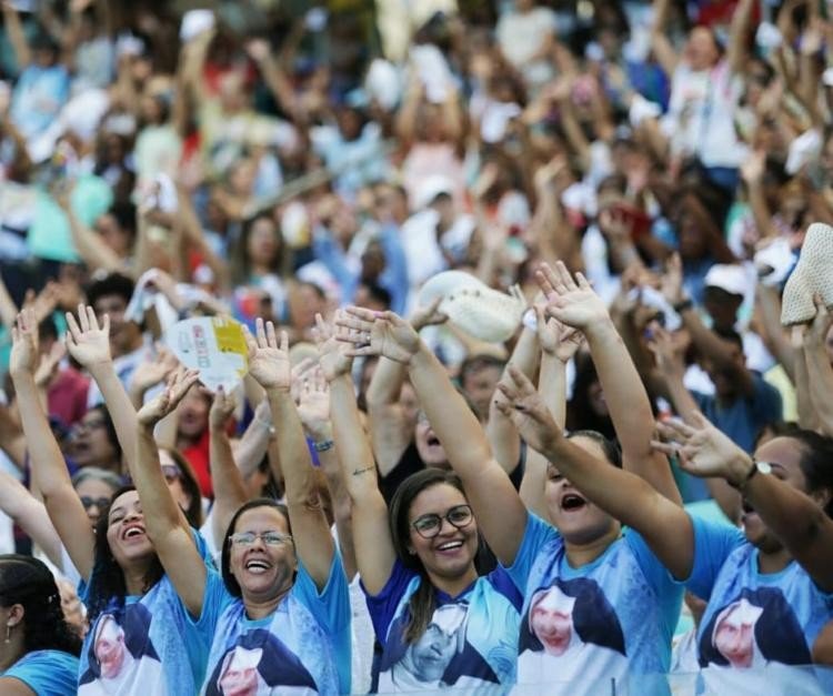 Milhares de fiéis participam de celebração em homenagem a Santa Dulce em Salvador