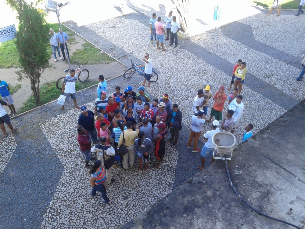 Camelôs fazem protesto na frente da Prefeitura