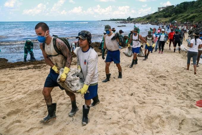 O óleo no Nordeste e os leilões do pré-sal: um alerta ao Brasil