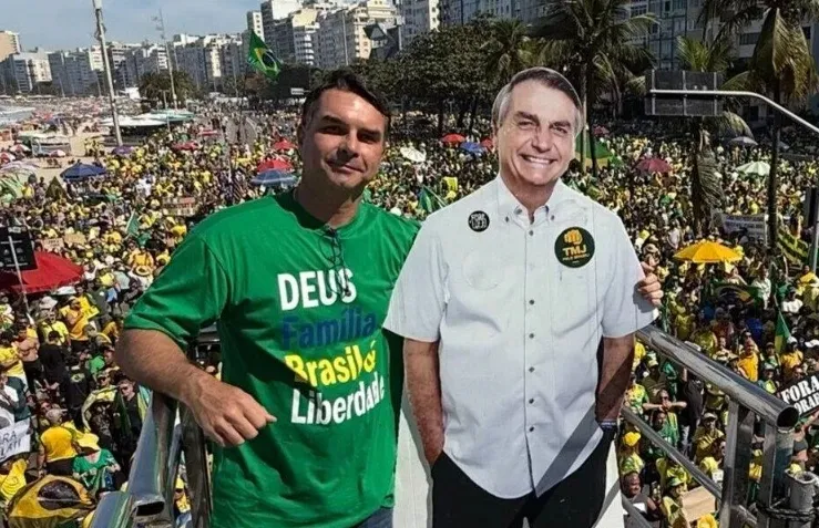 PF apreende novo celular de Bolsonaro e também decide investigar articulação com Flávio