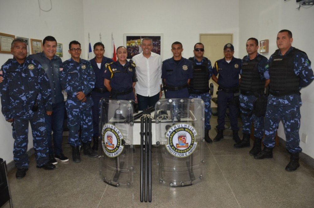 MAIS SEGURANÇA: Prefeito Joaquim Neto entrega novos equipamentos à Guarda Municipal