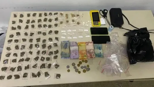 Polícia Militar apreende drogas e prende suspeitos no bairro Kennedy, em Alagoinhas
