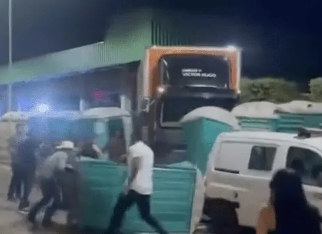 Grave acidente em Itaberaí: caminhão atinge banheiros químicos e fere 14 pessoas