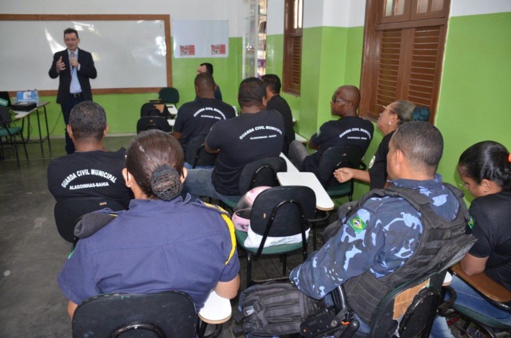 Agentes da Guarda Municipal participam de palestras sobre a Lei Maria da Penha e Defesa Pessoal