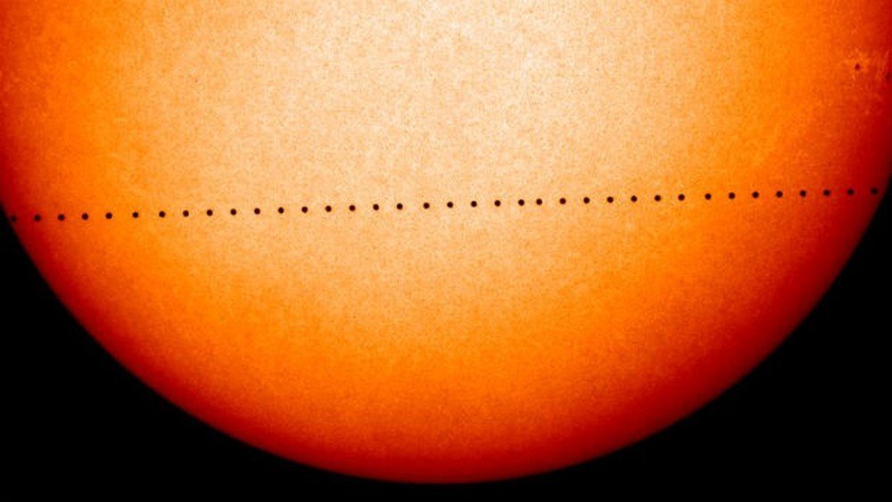 Trânsito de Mercúrio em frente ao Sol cria 'mini eclipse' visto em todo o Brasil