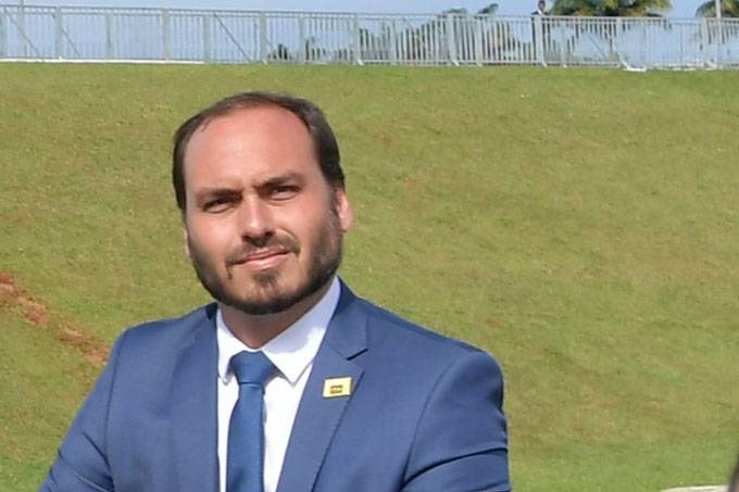 Carlos Bolsonaro amanhece sem contas nas redes sociais