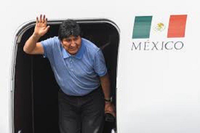 Evo Morales chega ao México e agradece asilo político: salvaram minha vida