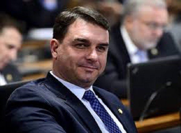 Flávio Bolsonaro deixa o PSL