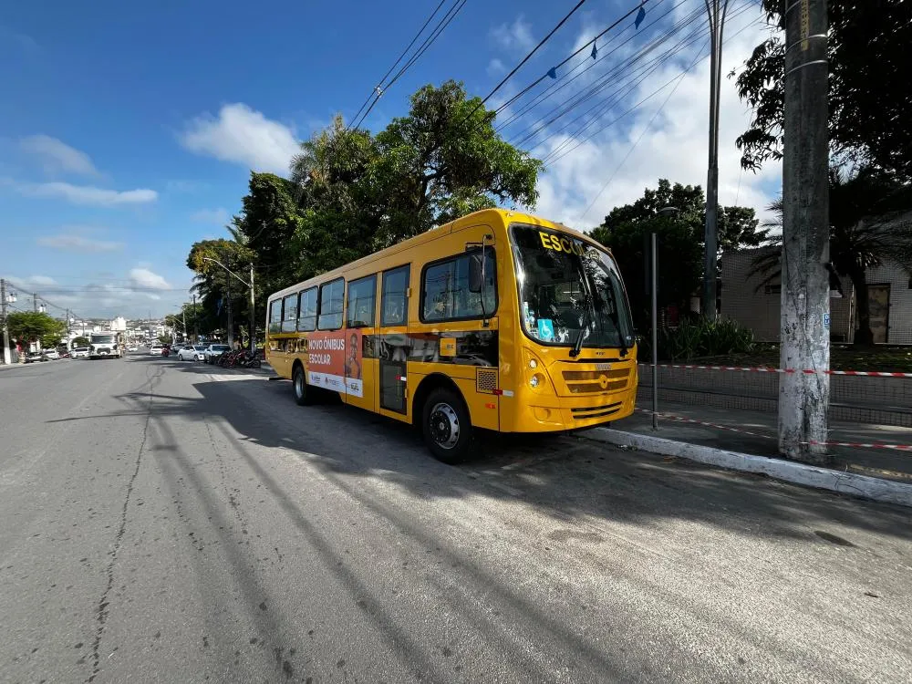 Novo ônibus escolar reforça frota da educação em Alagoinhas