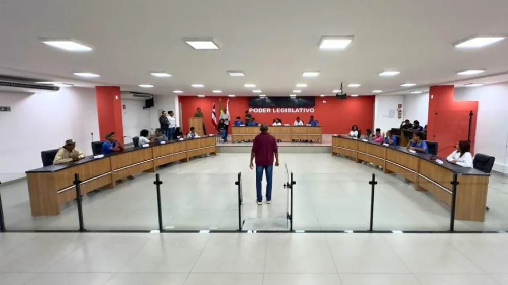 Alunos do Colégio Estadual Júlio Leal de Araújo assumem cadeiras de vereadores em simulação de sessão plenária na Câmara Municipal de Alagoinhas