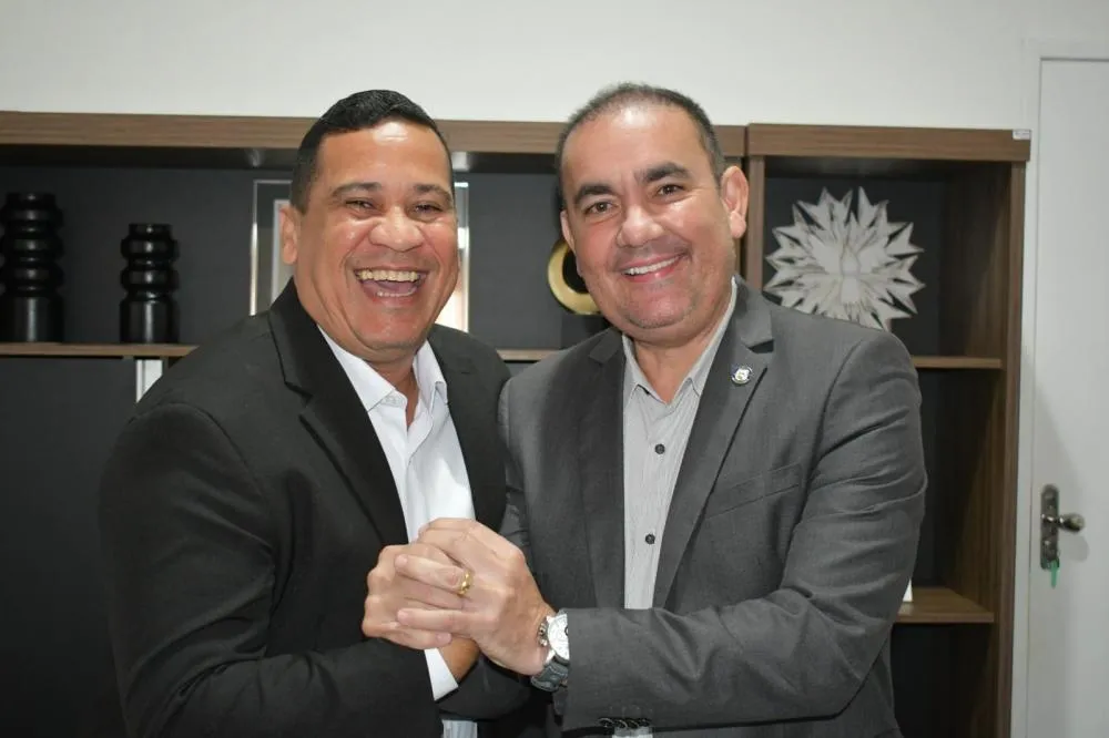 Gustavo Carmo transmite cargo a Luciano Sérgio antes de viagem oficial a Dubai para fórum internacional de prefeitos