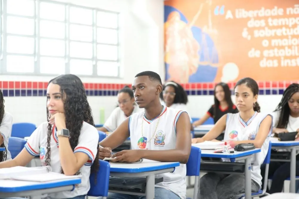 Programa Pé-de-Meia beneficia 300 mil estudantes da rede estadual da Bahia com pagamento da oitava parcela