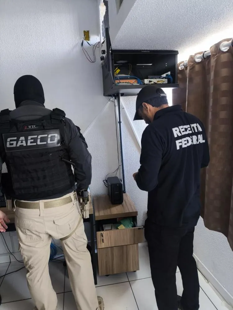 Ministério Público cumpre mandado em Camaçari durante investigação de fraude fiscal bilionária no setor de combustíveis