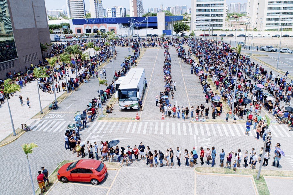Eleitores esperam mais de 10 horas na fila para fazer biometria
