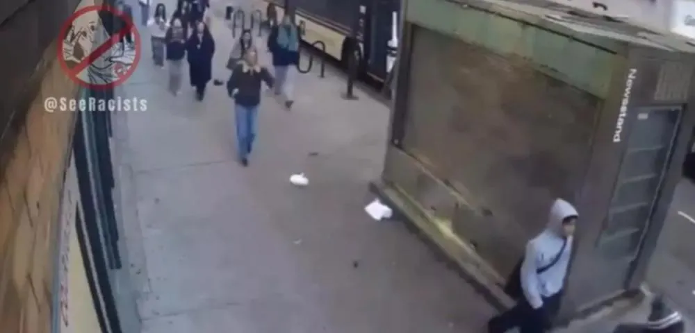 Estudante é atacada em plena rua em Nova York e agressão é registrada por câmera de vigilância