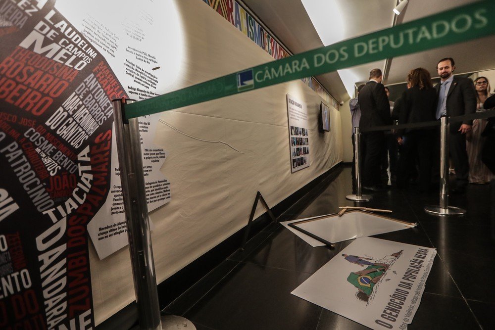 Deputado do PSL quebra placa de exposição na Câmara que associa polícia a genocídio de negros