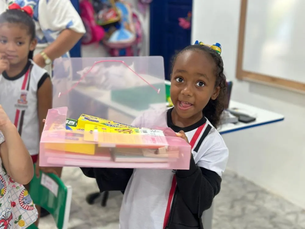 Prefeitura de Alagoinhas inicia entrega de material escolar e fardamento para estudantes da rede municipal