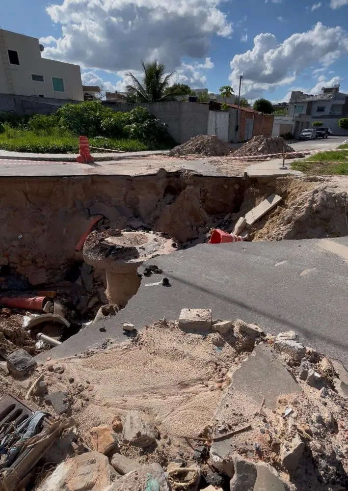 As fortes chuvas que atingiram Alagoinhas provocaram uma cratera na Rua dos Artistas, derrubando poste, rompendo tubulação e interditando a via