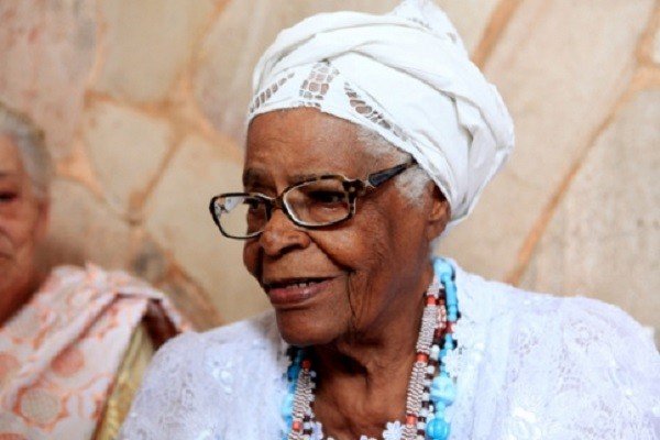 Escola recebe nome em homenagem a Mãe Stella no Dia da Consciência Negra