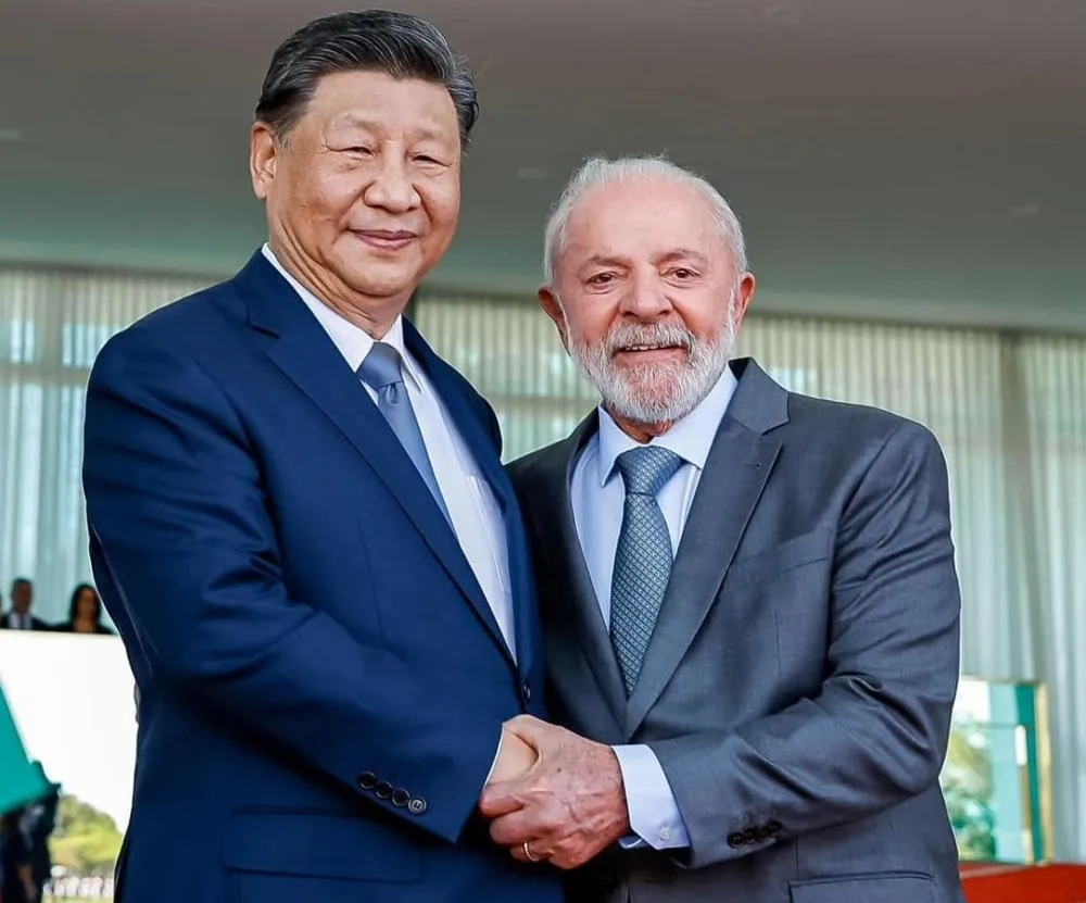 Conversa entre Lula e Xi destaca cooperação entre Brasil e China em cenário internacional