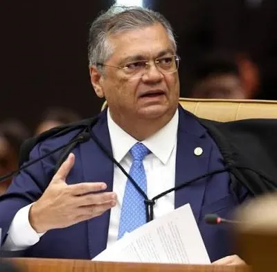 Dino reintegra Andrei Rodrigues ao comando da PF e confronta decisão de André Mendonça