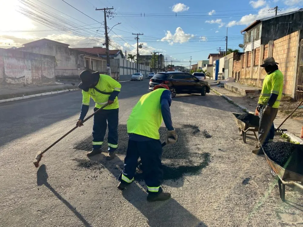 Alagoinhas recebe novas ações de tapa-buraco, roçagem e limpeza