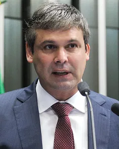 Lindbergh questiona paradeiro de Flávio Bolsonaro e pede comprovação pública