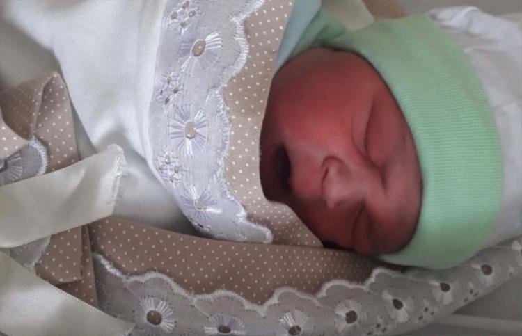 Mulher em trabalho de parto na Avenida Paralela é socorrida por policiais