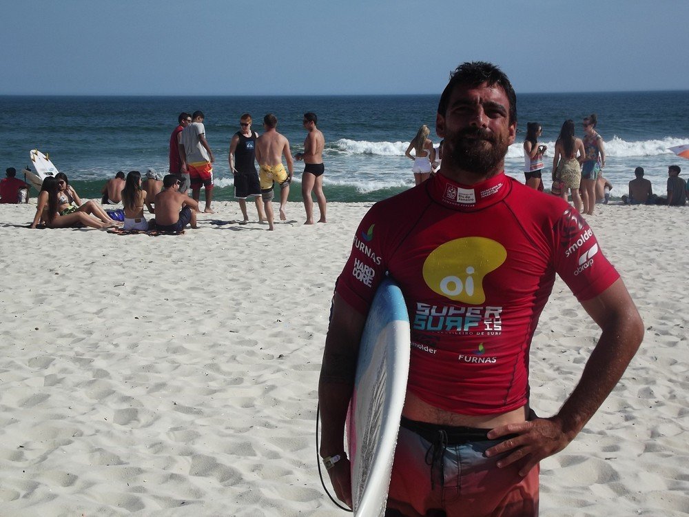 Surfista Leo Neves morre durante prova em Saquarema, no RJ