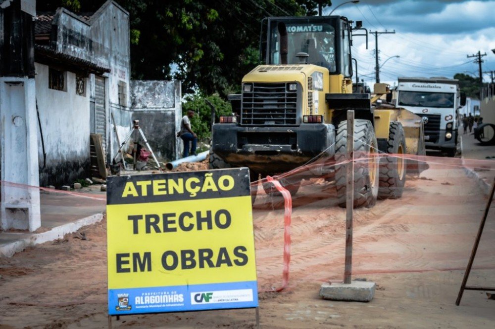 Obra de macrodrenagem altera tráfego na Rua 8 de dezembro