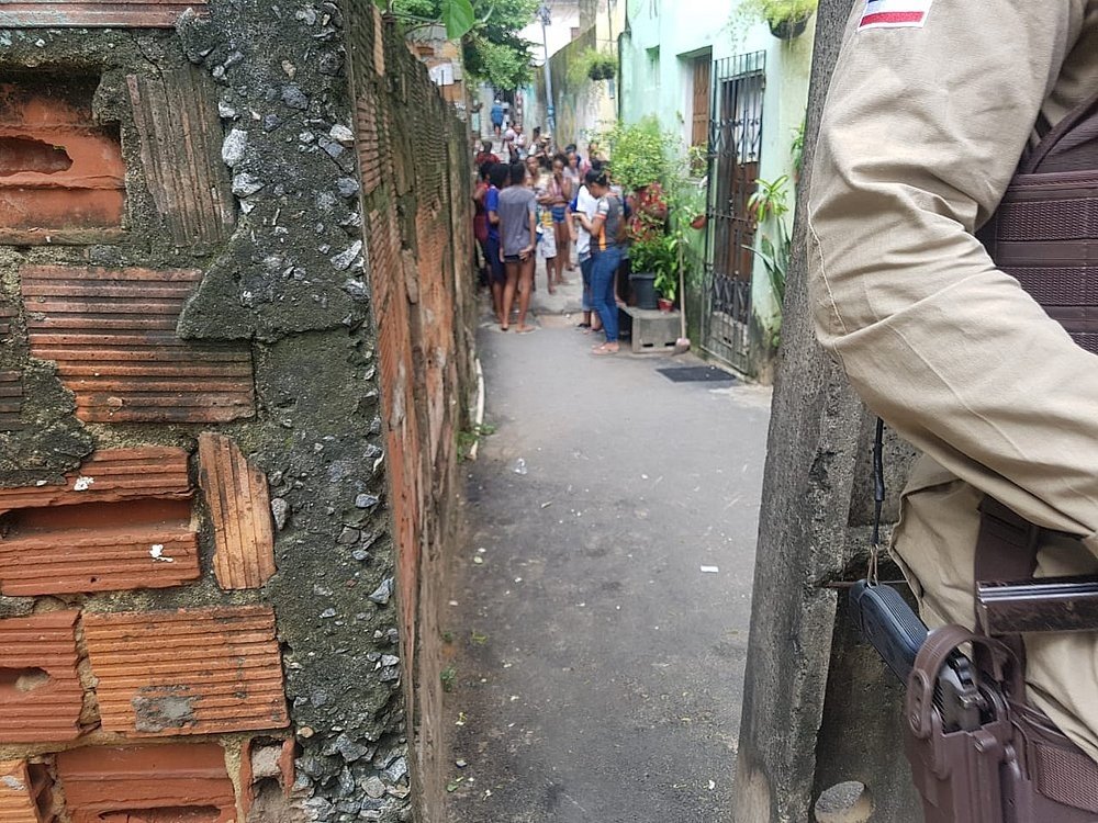 Mulher morre ao olhar tiroteio da janela de casa