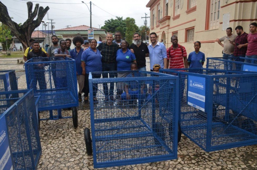 Prefeitura faz entrega de carrinhos e a Coral retoma coleta seletiva no centro da cidade