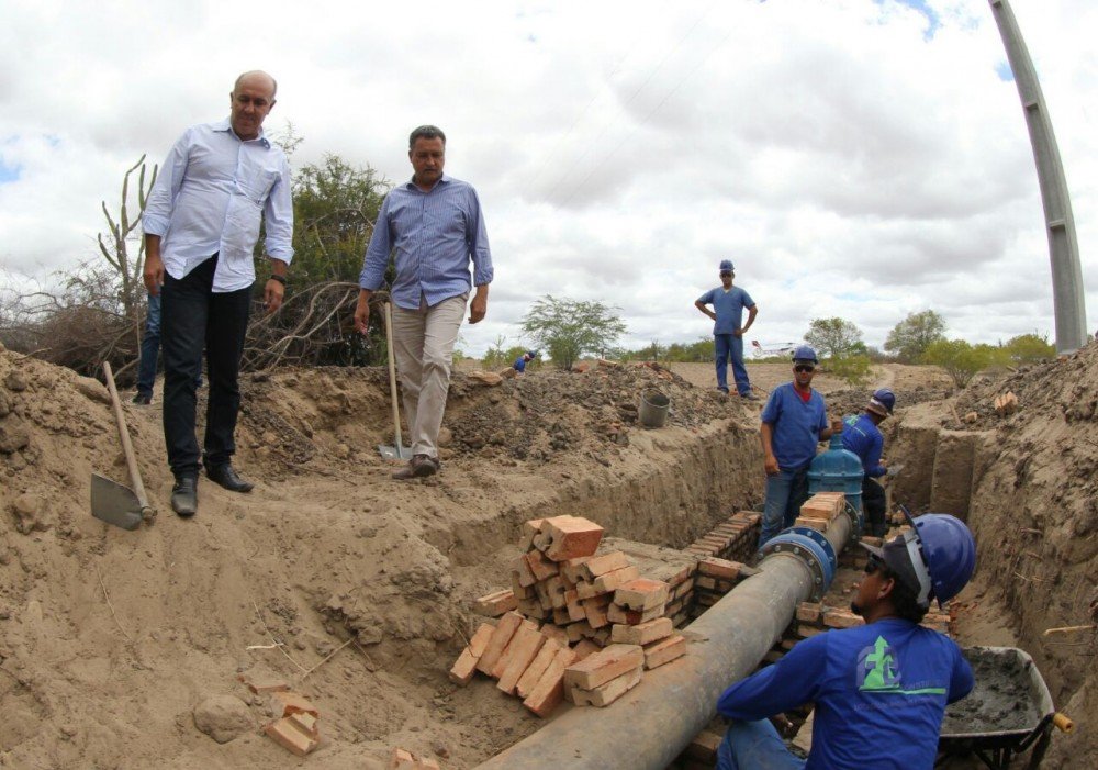 Rui visita obras em Queimadas e garante ampliação de abastecimento de água na região