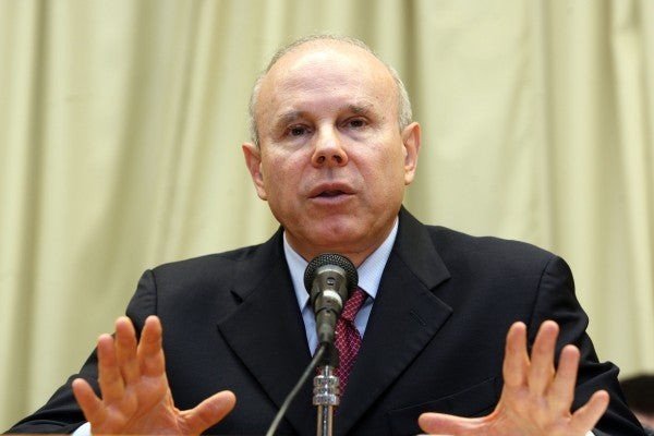 Parecer diz que não há evidência de corrupção de Mantega em operações do BNDES com a JBS